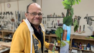 Cricket-bat art boosts confidence, self esteem for Brett Wiltshire at his local men's shed
