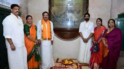 Gujarat: Vice President Naidu visits Mahatma Gandhi's birthplace, offers prayers at temples in Dwarka
