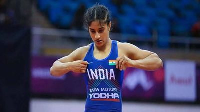 Intimidating Vinesh Phogat in line for CWG gold, Ravi Dahiya eases into final