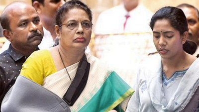 Mumbai: ED quizzes Shiv Sena MP Sanjay Raut's wife Varsha Raut for 10 hours in Patra Chawl case