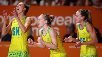Diamonds sisters-in-arms make gold medal match, as Australia capitalises on English coaching blunder