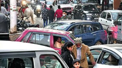 Bhopal: Metro work in slow lane adds to traffic chaos near Jinsi