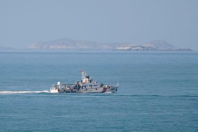 Chinese and Taiwan navy boats staying close to Strait median line - source