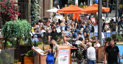 Mancunians hit the pubs and parks to soak up sunshine as temperatures set to rocket