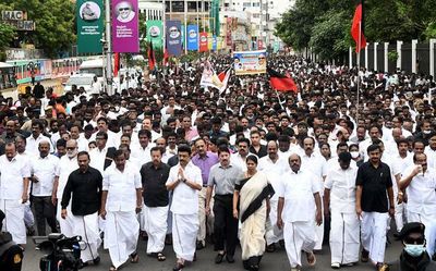 Stalin leads rally to pay tribute to Karunanidhi