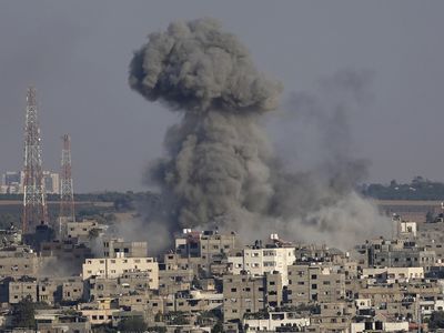 A cease-fire between Israel and Palestinian militants has taken effect in Gaza