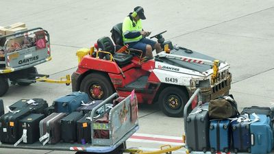 Qantas asks execs to be baggage handlers