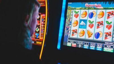 NT Government minister accused of 'abrogating responsibility' over outback town poker machine plan