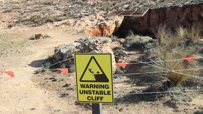 Giant hole near Robe obelisk prompts safety warnings as erosion causes cliff collapse