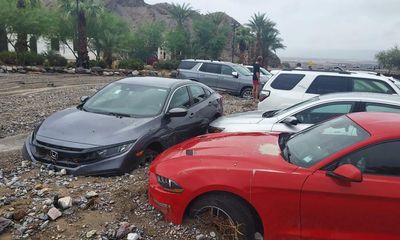 California: flash floods bury cars and strand tourists in Death Valley