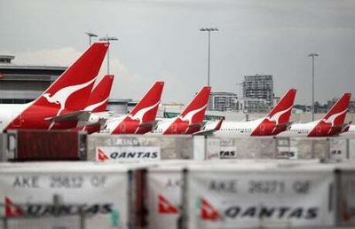Qantas asks senior executives to work as baggage handlers amid staff shortage
