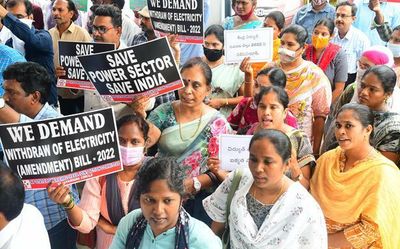 Andhra Pradesh: Power employees protest against Electricity (Amendment) Bill, 2022