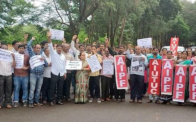 KPTCL, HESCOM employees protest against Electricity (Amendment) Bill in Hubballi