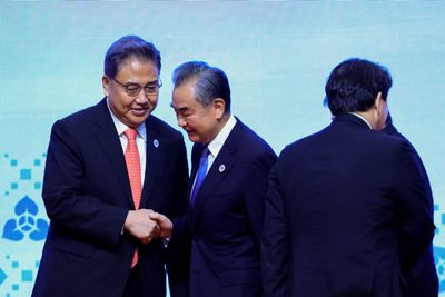 S.Korea, China foreign ministers discuss N.Korea, K-pop ban