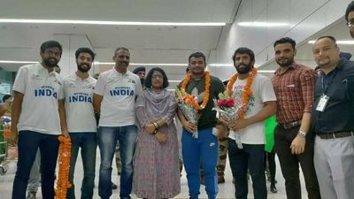 India's Commonwealth Games stars return home to a rousing welcome