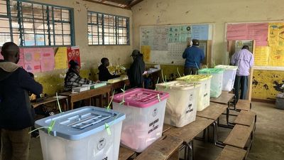 Kenyans vote in neck-and-neck presidential elections