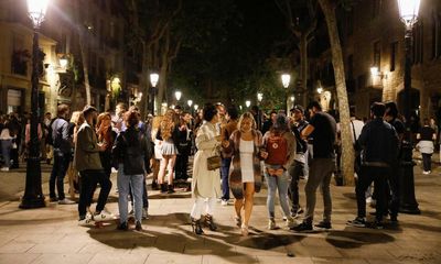 Barcelona cracks down on outdoor drinking parties with €600 fines
