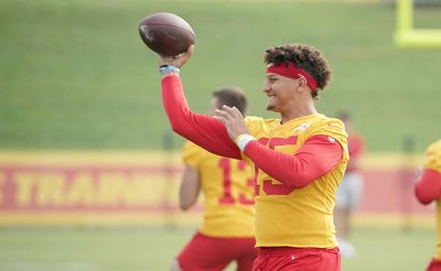 Watch Patrick Mahomes make ridiculous behind the back, offhanded throws in Chiefs training camp
