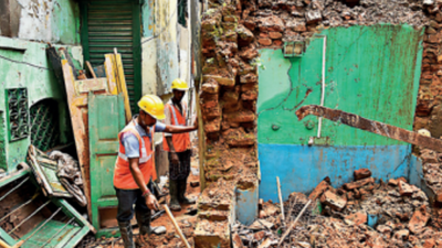 Kolkata: Cave-in zone residents move to flats from hotels