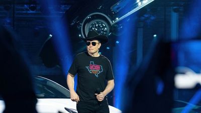 Elon Musk sells $6.9 billion worth of Tesla stock in face of Twitter legal battle