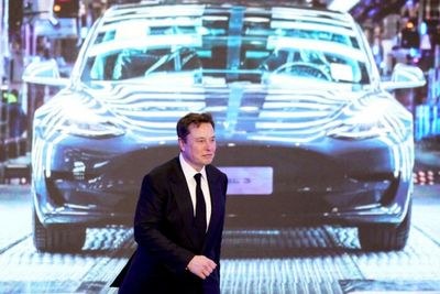 Elon Musk sells $6.9bn of Tesla to avoid Twitter fire sale