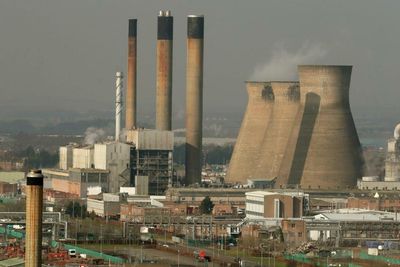 Workers at Grangemouth oil refinery block access road in dispute over pay