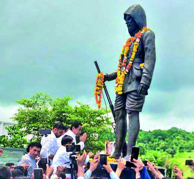 Madhya Pradesh: In Patalpani, Kamal Nath pays tribute to Tantya Bhil