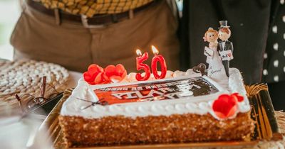 Daughter bans alcohol at parents' anniversary party because of her own beliefs