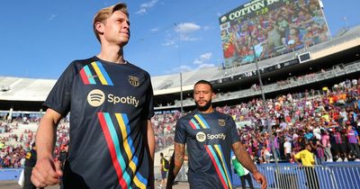 Barcelona fans hurl abuse at Frenkie de Jong amid Manchester United pursuit