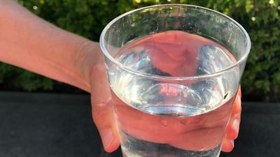 Almost 200,000 Australians don't have safe drinking water, new report finds