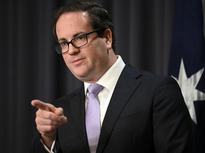 Minister apologises for failing veterans