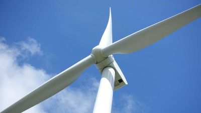Federal government will cover cost of connecting massive new Queensland wind farm to national grid