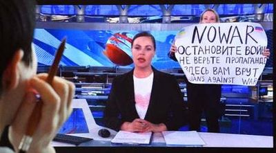 Marina Ovsyannikova: Russia charges journalist who protested Ukraine war live on TV