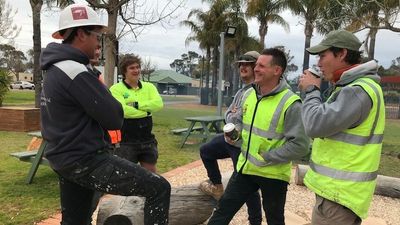 Tradies undertake suicide prevention training to look after mates through regional SA program