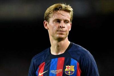Chelsea target Frenkie de Jong booed by Barcelona fans as tensions rise over pay dispute