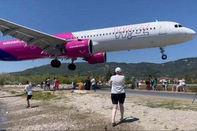 Wizz Air plane makes jaw-dropping landing just metres above tourists’ heads at Greek airport