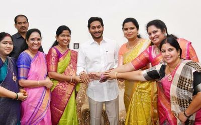 Women leaders tie rakhi to Jagan