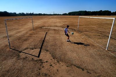 In Pictures: Scorching day for Britons as heatwave intensifies