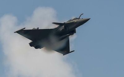 French Air Force contingent including 3 Rafale jets makes stopover in India