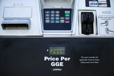 US petrol prices below $4 a gallon for first time since March