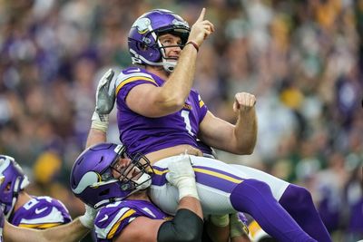 WATCH: Greg Joseph makes 60-yard field goal kick look easy