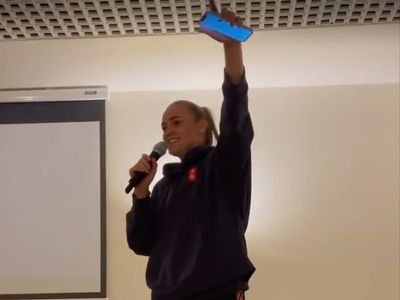 Georgia Stanway sings Sweet Caroline at Bayern Munich initiation