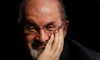 Writers and politicians condemn attack on Salman Rushdie