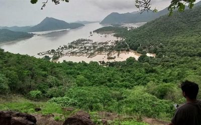 Godavari flood begins to recede in Andhra Pradesh