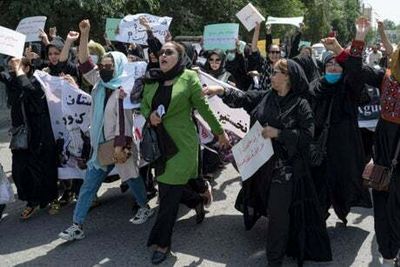 Female protesters beaten by Taliban during Kabul rally