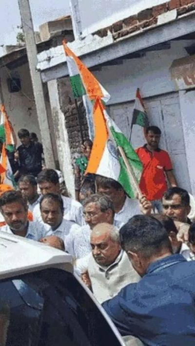 Stray cattle injures former Gujarat DyCM Nitin Patel during 'Tiranga Yatra'
