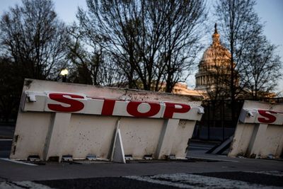 Man dead after crashing car, opening fire near US Capitol