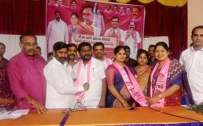 TRS begins luring grassroots activists in Munugode