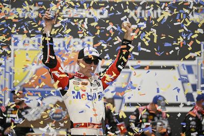Harvick holds off Bell at Richmond for second straight Cup win