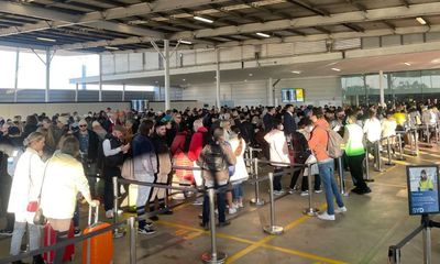 Sydney airport delays hit travellers with queues snaking out of terminals